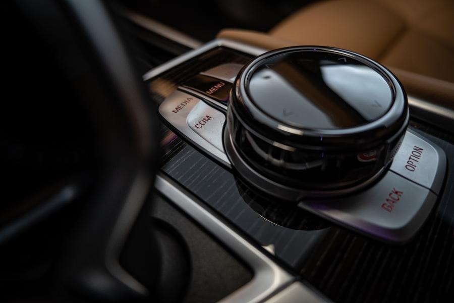 Детали интерьера BMW 730d xDrive M Sport (G11) 2019 года  (WW) (фото 7 из 18)